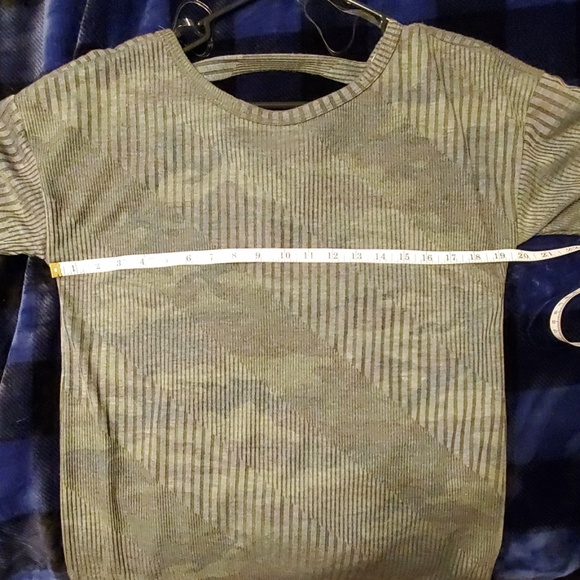 ❤LAST ONE❤Criss cross camo waffle knit top. Size Small - Picture 4 of 5